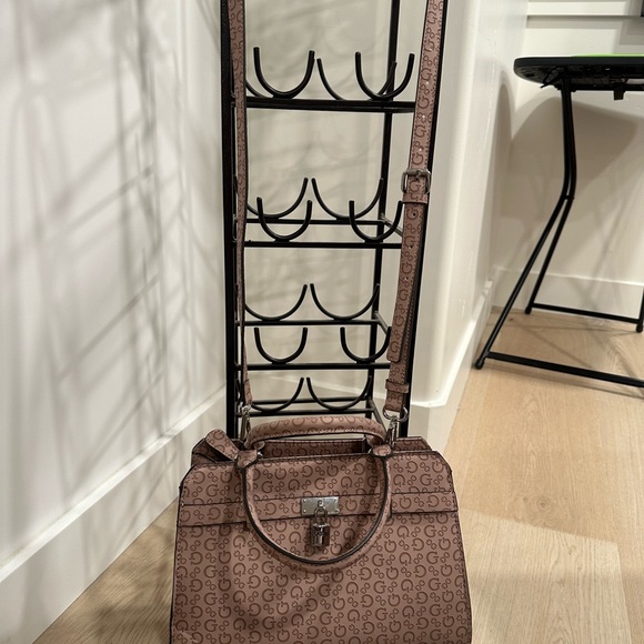 New Guess Blush Mauve Logo Satchel Lock Bag Crossbody adjustable Strap - Picture 10 of 13